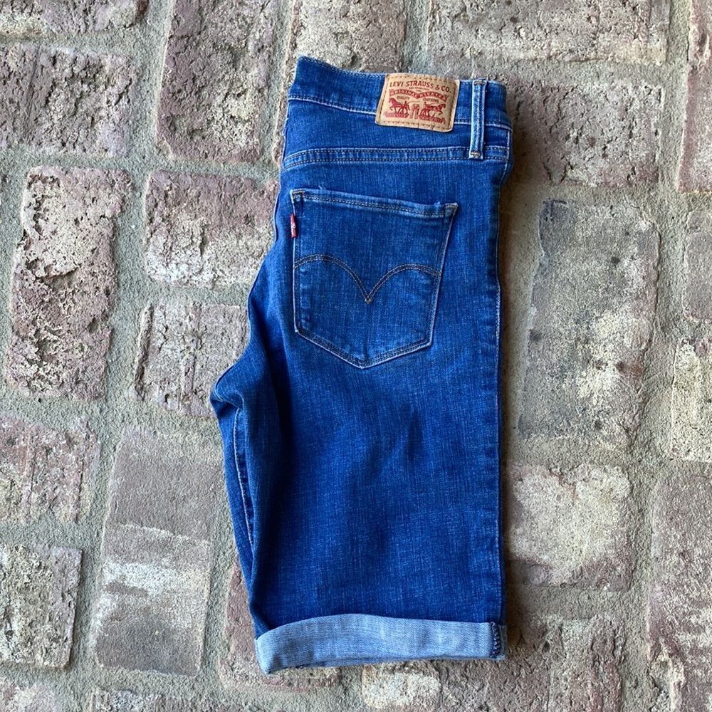 COPY - Levi’s Medium Wash Shorts Size 27
